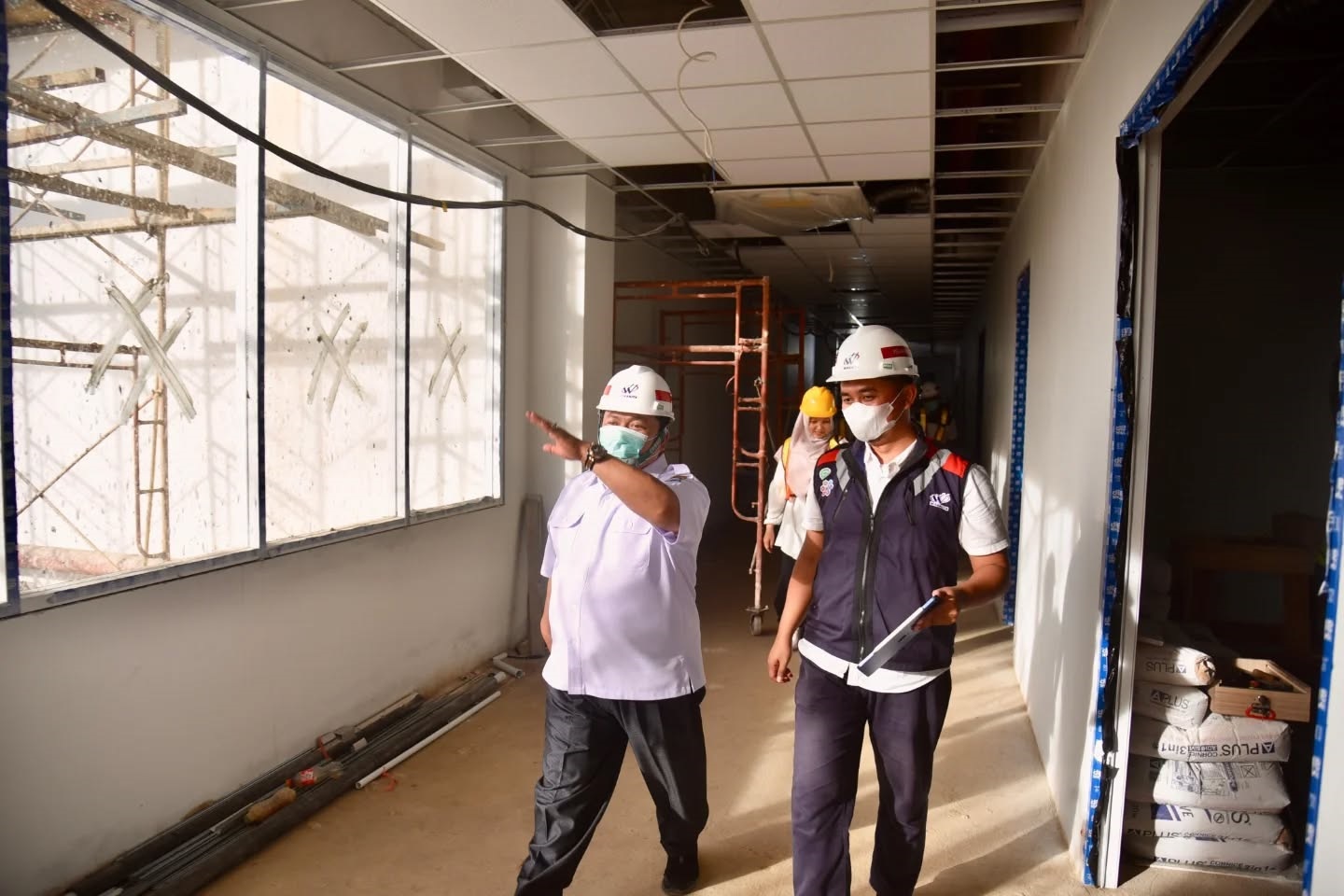 TINJAU PROYEK: Wakil Bupati Sukiryanto mendampingi perwakilan KSP dan Kemenkes saat meninjau progres pembangunan RSUD TBSI di Rasau Jaya.