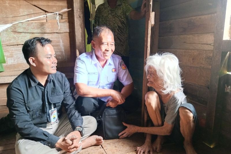 VERIFIKASI DATA: Petugas KPU Bengkayang bertemu warga bernama Inggaap yang berusia 115 tahun  saat melakukan verifikasi data pemilih lanjut usia di wilayah perbatasan.