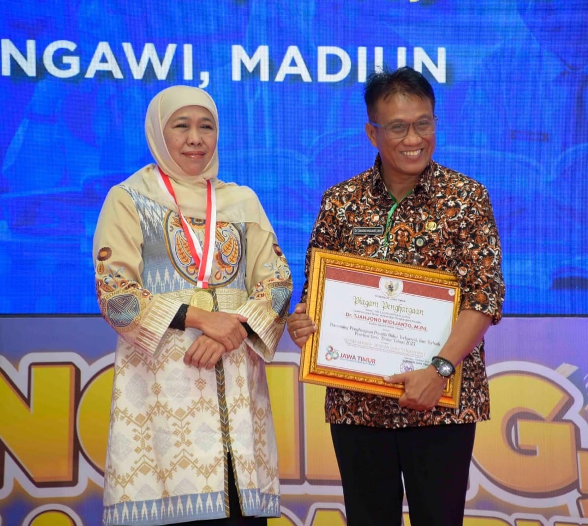 PRODUKTIF: Tjahjono Widijanto (kanan) meraih Penghargaan Penulis Buku Terbanyak dan Terbaik 2025 yang disampaikan langsung Gubernur Jatim Khofifah Indar Parawansa.