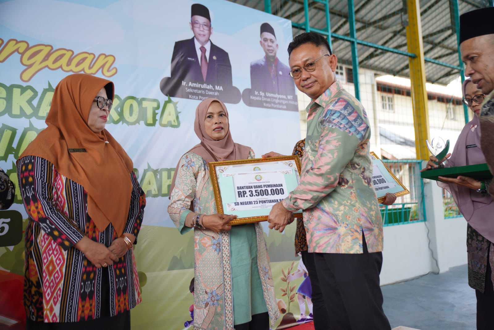 ADIWIYATA: Wali Kota Pontianak, Edi Kamtono saat menyerahkan penghargaan Adiwiyata kepada sembilan sekolah.