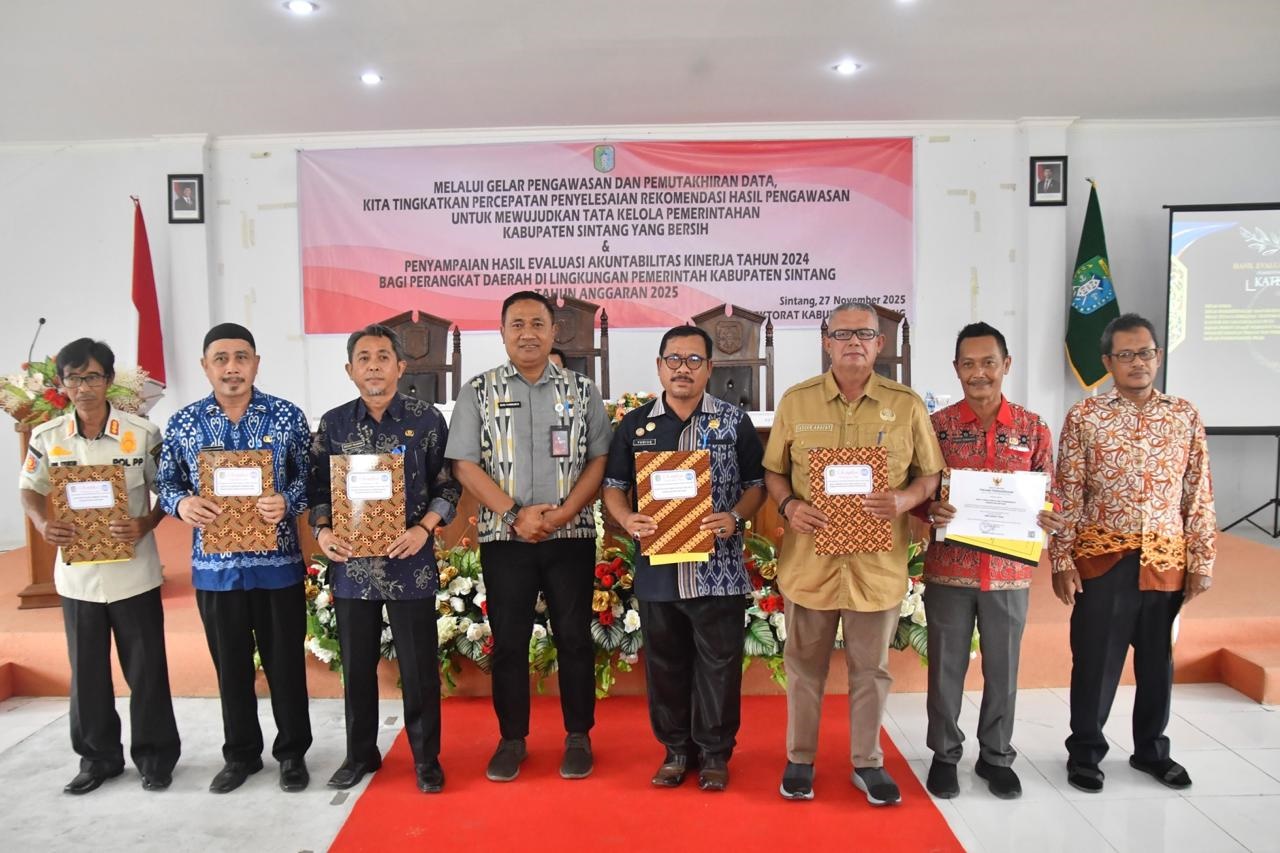 DIABADIKAN: Sesi foto bersama usai Gelar Pengawasan dan Pemutakhiran Data 2025 yang digelar di aula kantor institusi tersebut, Kamis (27/11).