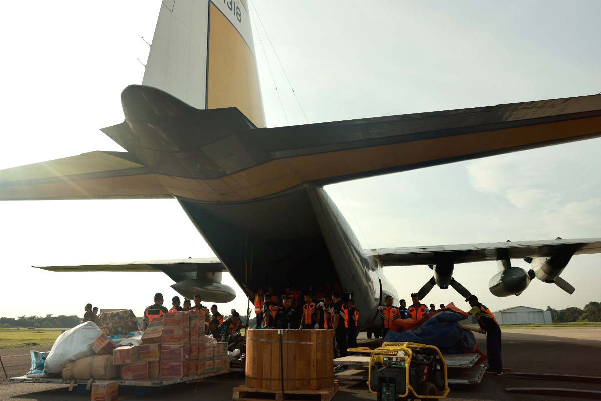 Pemerintah mengirimkan bantuan untuk bencana banjir di Aceh, Sumbar dan Sumut di Lanud Halim Perdanakusuma, Jakarta pada Jumat (28/11).