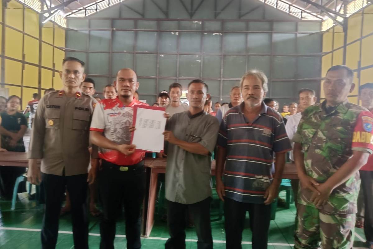 Antonius mewakili masyarakat Desa Bika Kecamatan Bika saat menyampaikan mosi tidak percaya kepada Camat Bika Paulinus Totong.