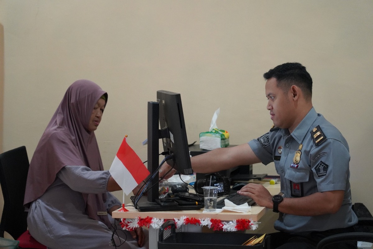 Petugas Imigrasi Putussibau saat memberikan pelayanan pembuatan paspor kepada masyarakat.
