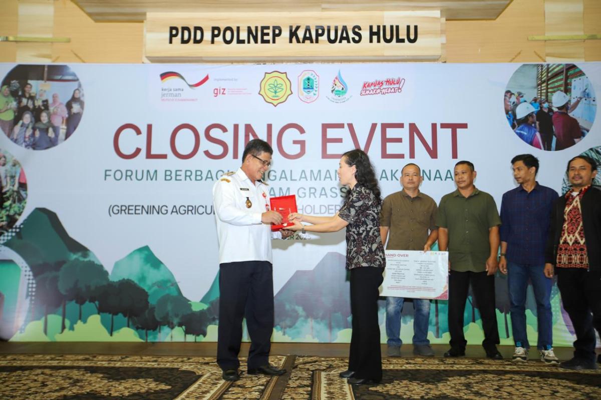 Penyerahan plakat apresiasi GIZ kepada Pemerintah Daerah Kapuas Hulu pada Rabu (26/11) lalu.