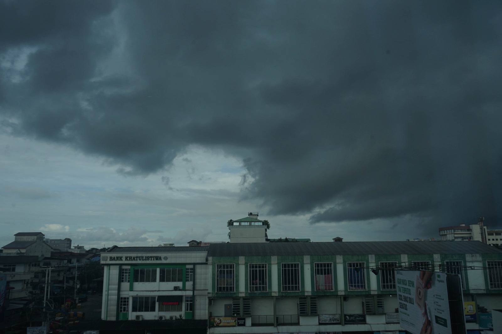 Awan hitam menyelimuti langit Kota Pontianak di sekitar Jalan Gajah Mada.