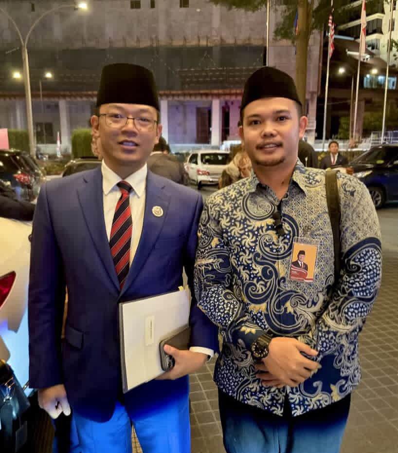 Fikri Kurniawan (baju batik) foto bersama dengan Meteri Luar Negeri Indonesia, Sugiono