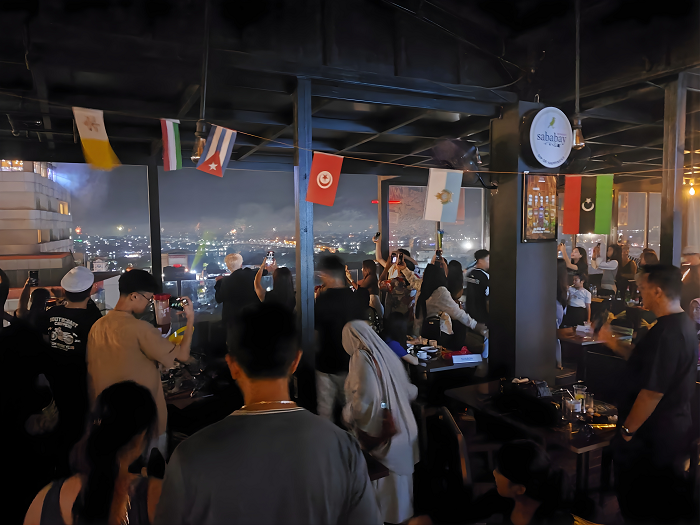 Atas: Rooftop Hotel NEO Gajah Mada Pontianak saat Suasana Perayaan Malam Tahun Baru.