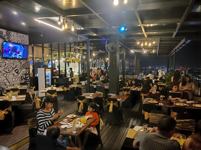 Rooftop Hotel NEO Gajah Mada Pontianak saat Suasana Perayaan Malam Tahun Baru.