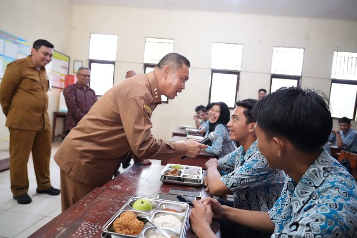 DIALOG: Gubernur Kalimantan Barat Ria Norsan berinteraksi dengan siswa di SMA Negeri 1 Sungai Kakap saat meninjau pelaksanaan Program Makan Bergizi Gratis sebagai upaya membangun SDM unggul.