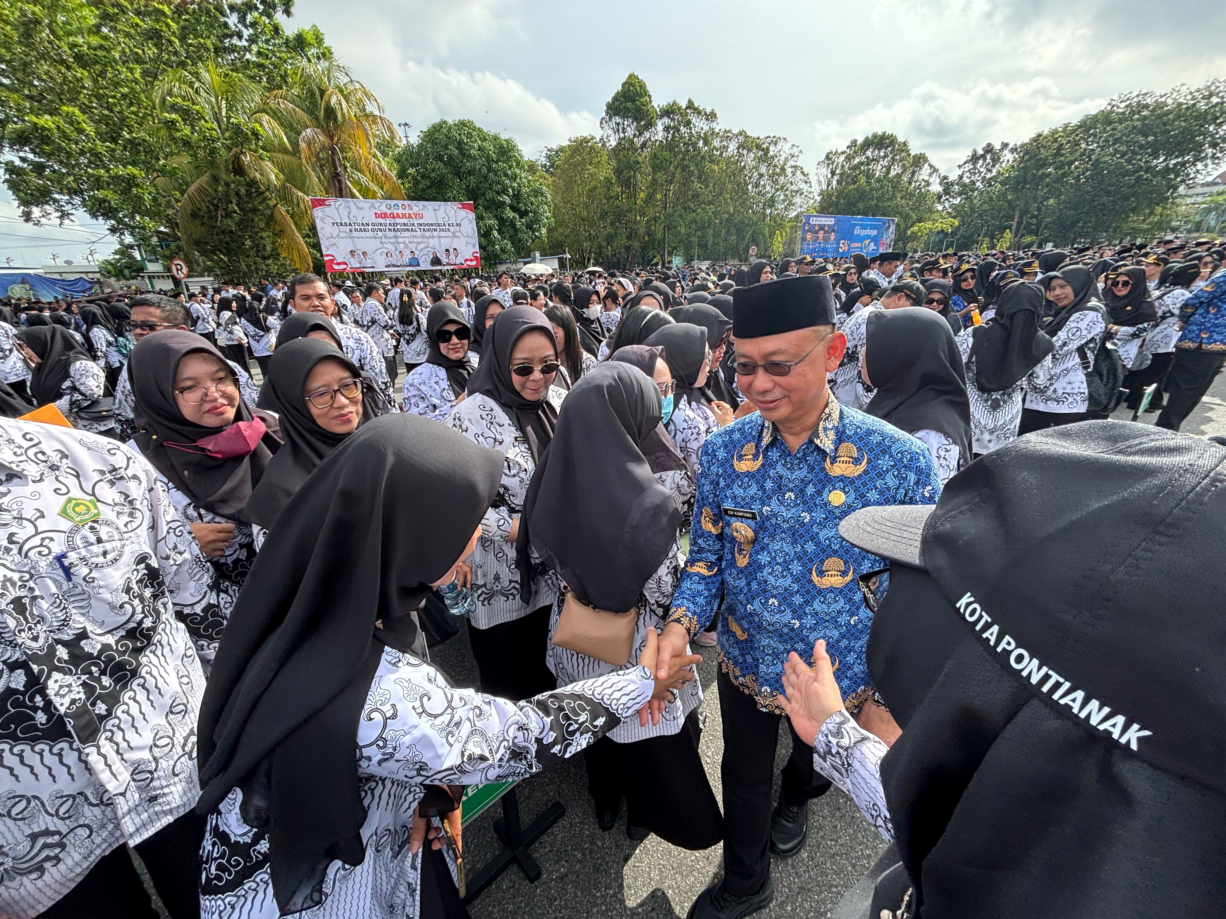 BERSAMA GURU: Momen Wali Kota Pontianak Edi Rusdi Kamtono diminta berswafoto bersama para guru usai upacara peringatan HUT Korpri dan Hari Guru Nasional.