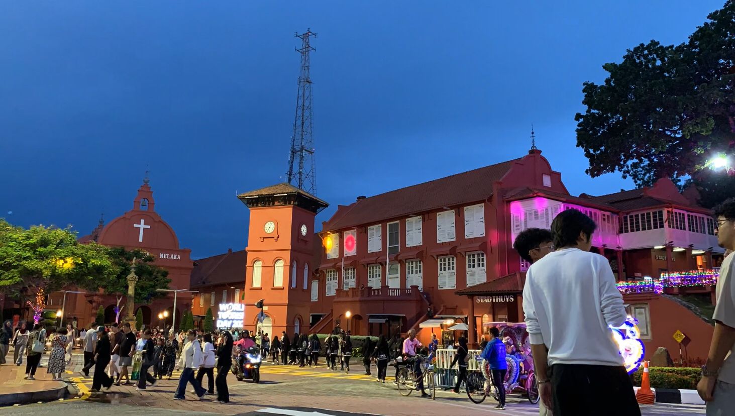 MELAKA: Suasana kawasan Dutch Square atau Red Square di Kota Melaka yang selalu dipadati wisatawan dari berbagai negara, menjadi pusat aktivitas dan titik ikonik kota warisan dunia tersebut.