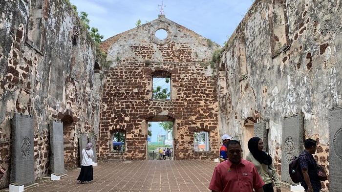 GEREJA: Wisatawan mengunjungi puing Gereja St. Paul, salah satu situs bersejarah tertua di Melaka yang menawarkan panorama kota dari ketinggian Bukit St. Paul.