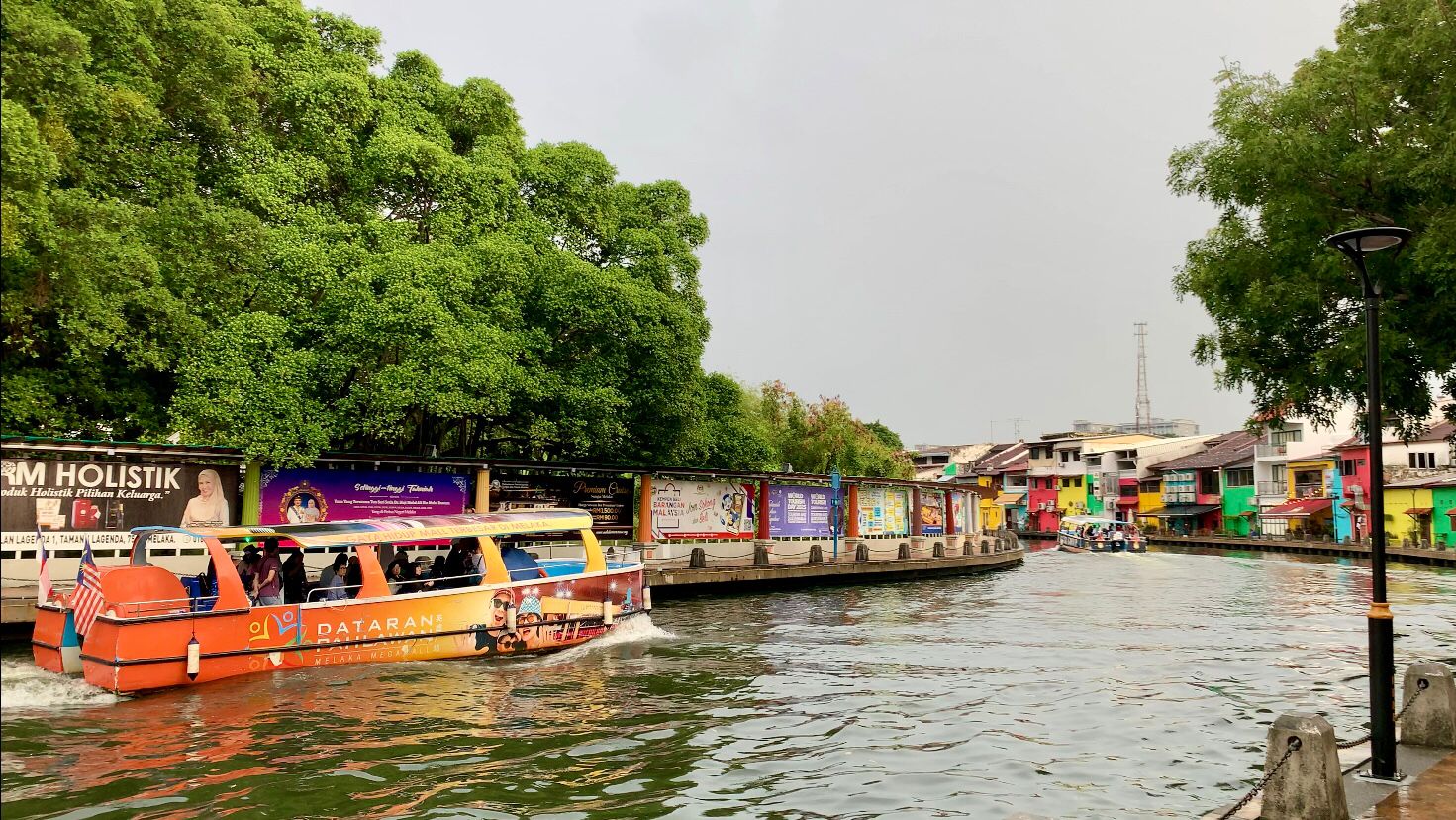 WISATA: Kapal Melaka River Cruise melintasi aliran Sungai Melaka yang membelah pusat kota, menjadi salah satu atraksi wisata favorit pengunjung.
