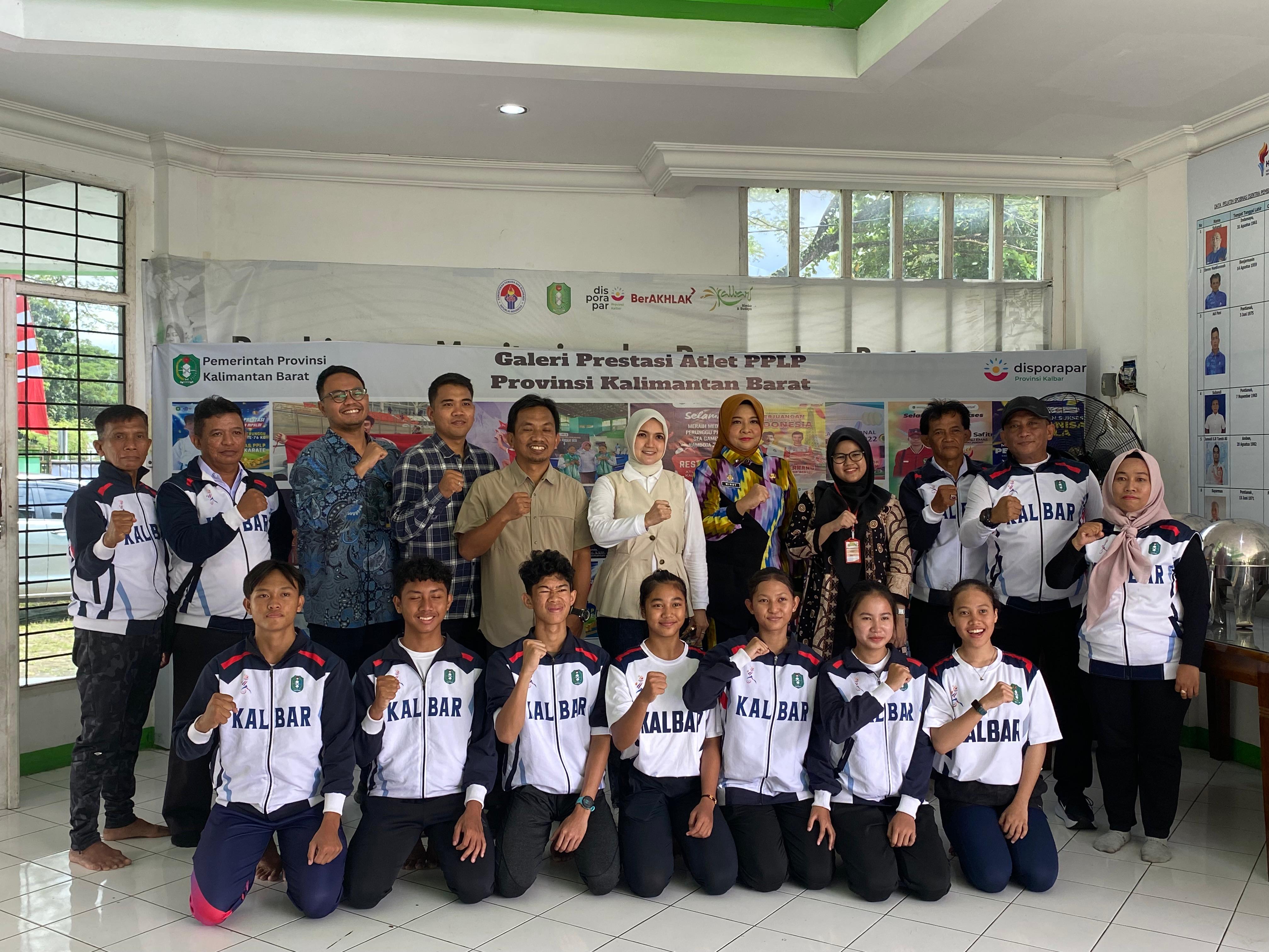 TINJAU : Tenaga Ahli Kedeputian III Kantor Staf Presiden bersama Kadisporapar Kalbar Windy Prihastari foto bersama atlet dan pelatih SPOBNAS/PPLP Kalbar usai peninjauan sarana latihan di Wisma Atlet G
