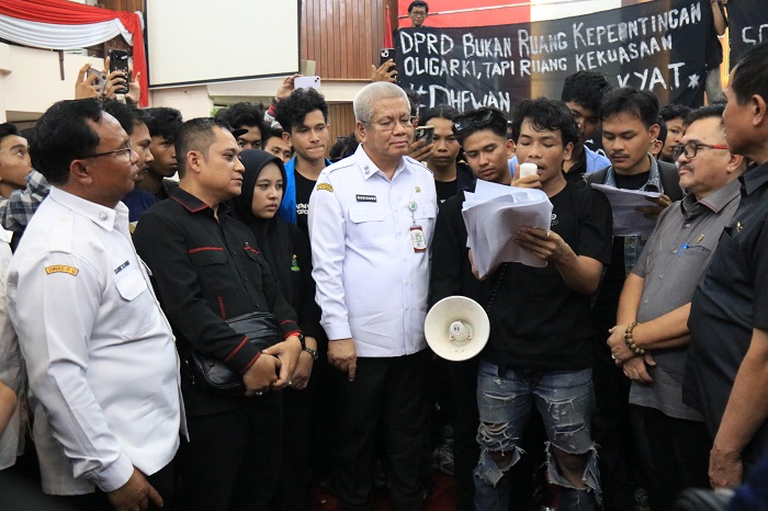 TEMUI DEMONSTRAN: Sekda Kalimantan Barat, Harisson, menemui para demonstran di Kantor DPRD Kalbar.