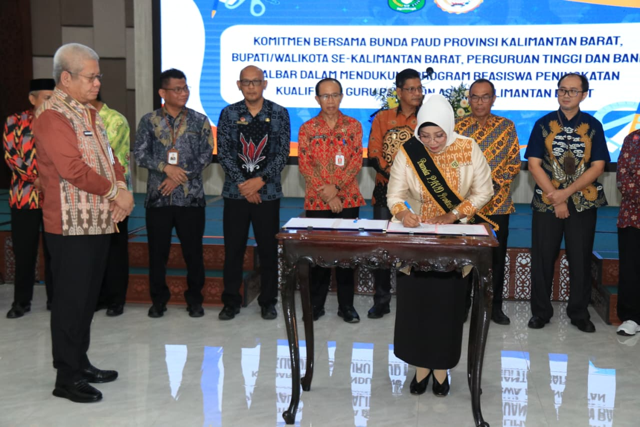 KESEPAKATAN: Penandatanganan kesepakatan bersama antara Bunda PAUD Provinsi Kalbar, Bupati/Wali Kota se-Kalimantan Barat, perguruan tinggi yang memiliki jurusan PAUD, serta Bank Kalbar.