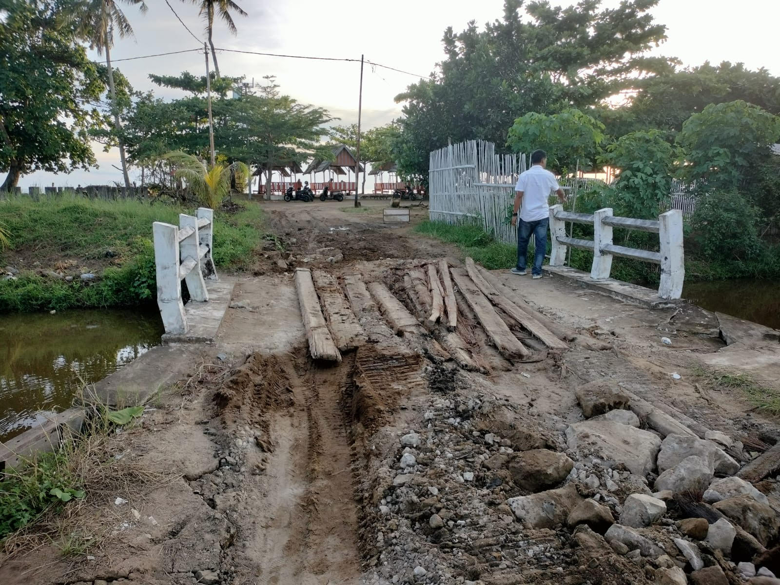 RUSAK : Jalan dan jembatan menuju Pantai Pecal, Benua Kayong, rusak akibat proyek penahan abrasi.