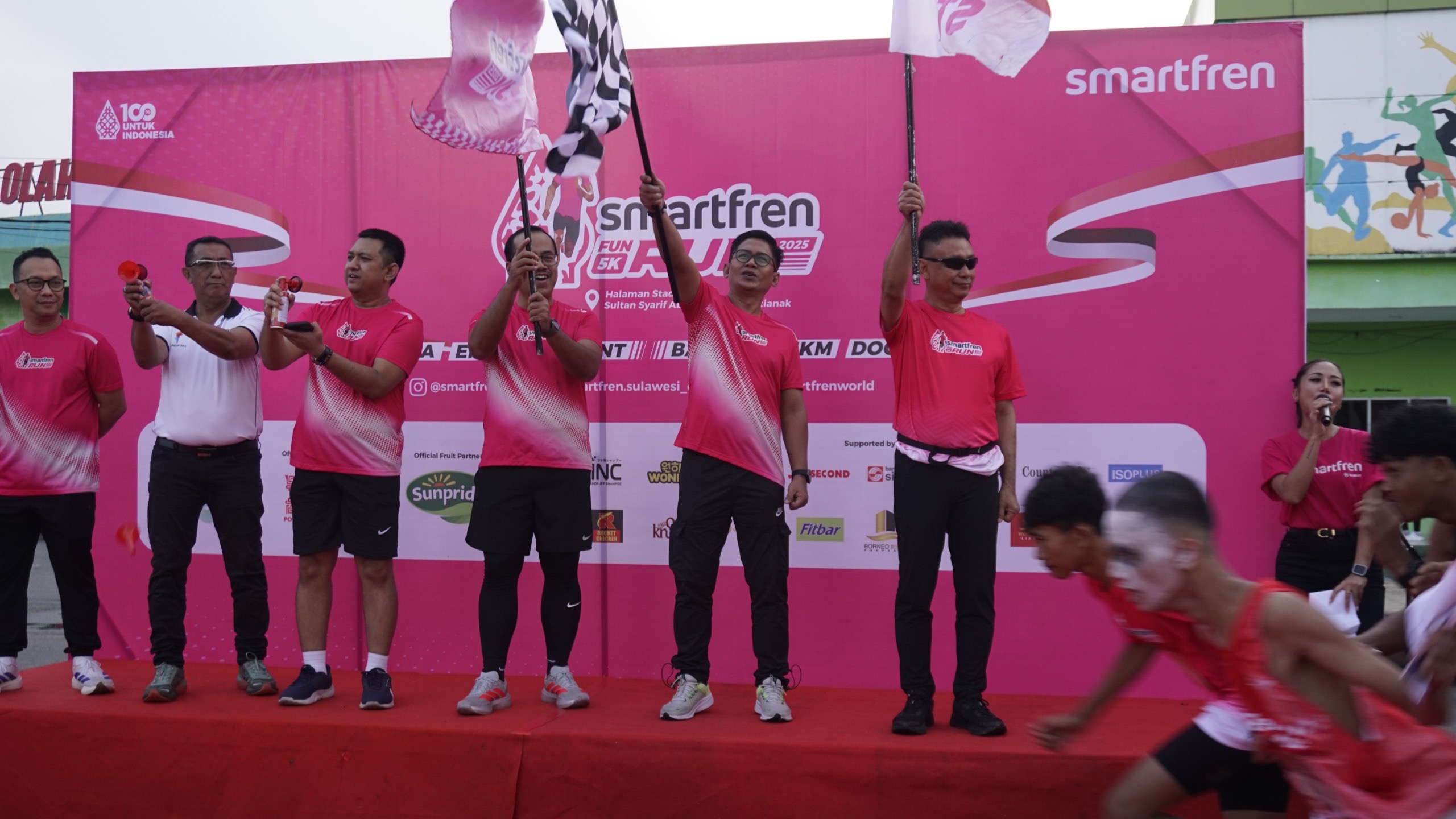 Wali Kota Pontianak Edi Rusdi Kamtono (kanan pertama) saat pelepasan peserta SMARTFREN Fun Run Pontianak, di Stadion Sultan Syarif Abdurahman, Pontianak (30/11).