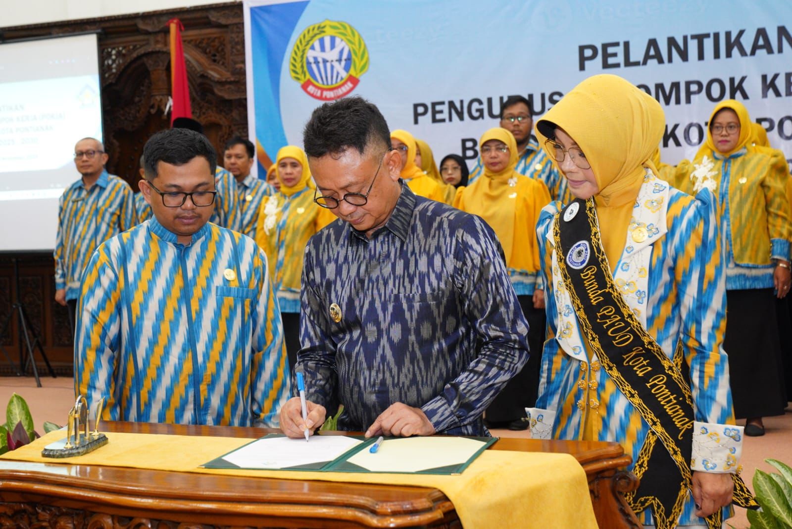 TANDATANGAN: Wali Kota Pontianak Edi Rusdi Kamtono menandatangani berita acara pelantikan Pengurus Pokja Bunda PAUD Kota Pontianak.