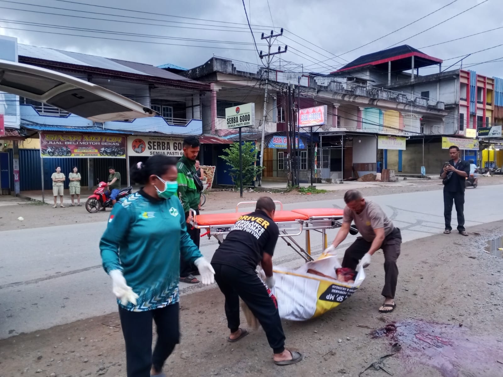 KORBAN: Jenazah korban tabrak lari di jalan jurusan Anjungan dievakuasi petugas.