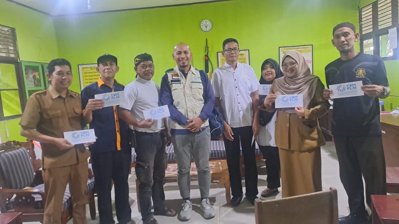 Ketua YBM PLN UP3 Mempawah, M. Irvan Harvani, menyerahkan bantuan kepada Guru Honorer di SMA Negeri 2 Mempawah, dalam rangka Hari Guru Nasional.