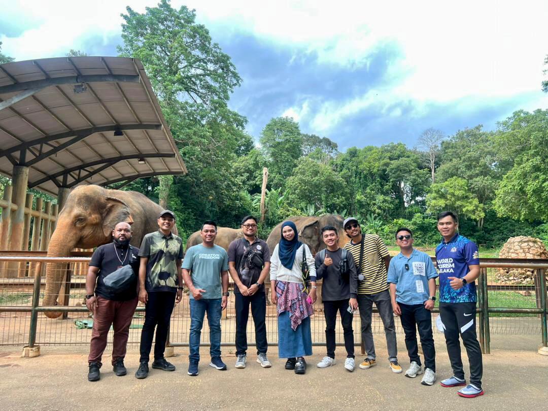 Rombongan jurnalis dan konten kreator dari Pontianak berfoto di depan&nbsp;kandang Gajah di&nbsp;Zoo & Taman Burung Melaka.