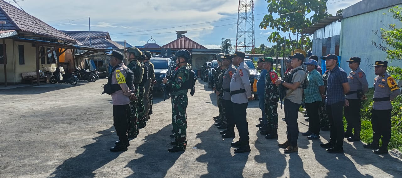 Personel TNI&ndash;Polri dan Satgas Korpasgat mengikuti apel gabungan di Mapolres Nduga sebelum pelaksanaan patroli pengamanan wilayah.