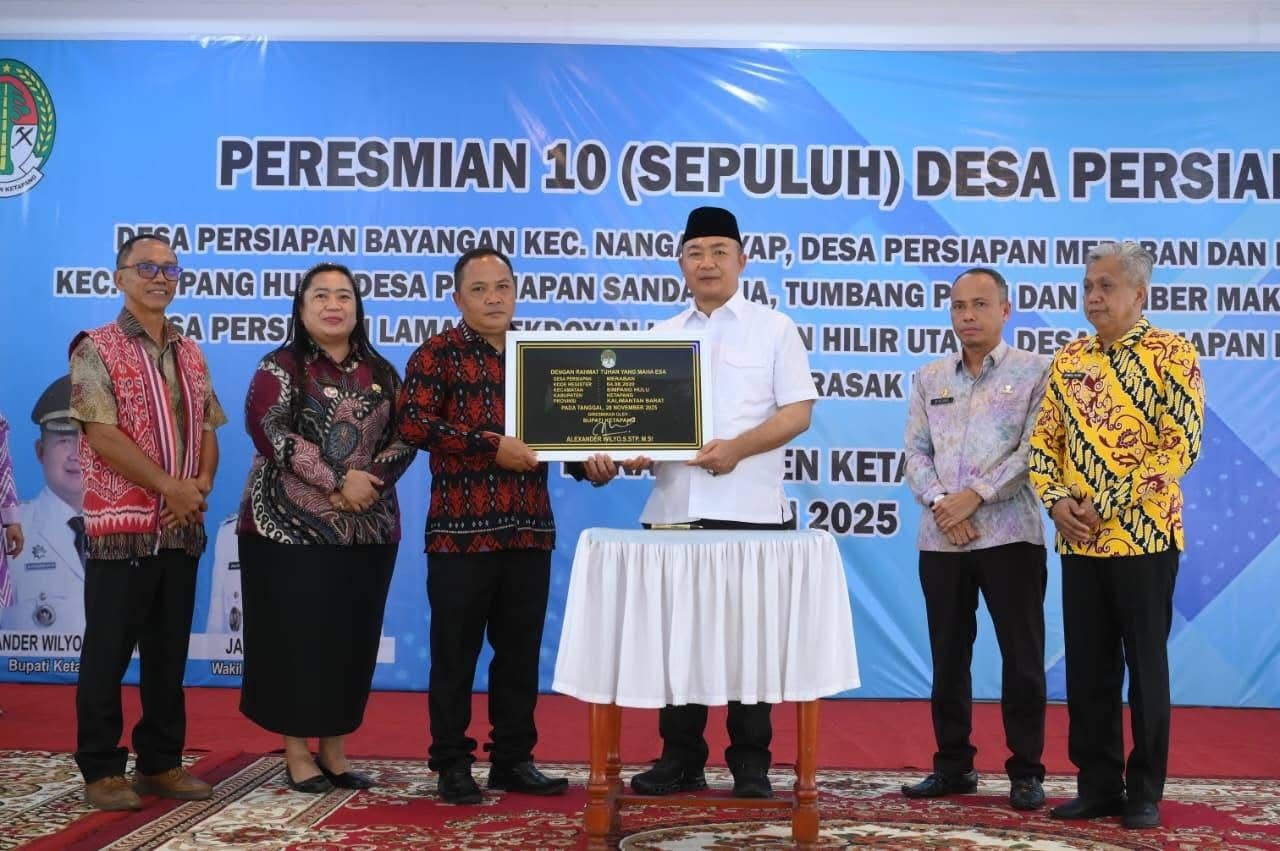RESMIKAN: Bupati Ketapang, Alexander Wilyo, meresmikan 10 desa persiapan untuk ditetapkan sebagai desa definitif, Jumat (28/11).