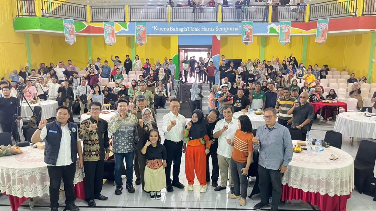 INKLUSI: Wali Kota Pontianak Edi Rusdi Kamtono berfoto bersama peserta Inklusi Fest 2025.