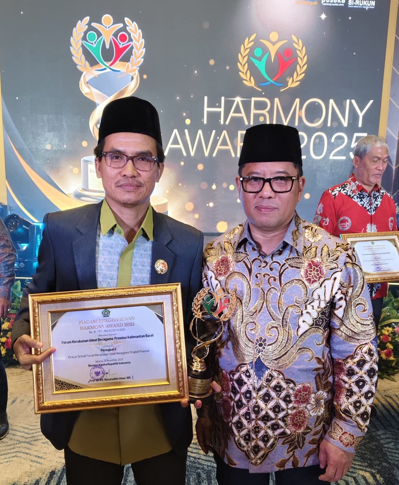 PENGHARGAAN: Ketua FKUB Kalbar Ibrahim saat menerima langsung penghargaan Harmony Award di Jakarta.