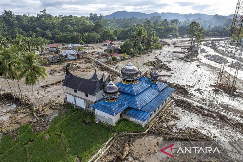 FOTO UDARA:  Kondisi permukiman Jorong Kayu Pasak rusak akibat banjir bandang di Nagari Salareh Aia, Palembayan, Agam, Sumatera Barat, Minggu (30/11/2025). Hingga Minggu pagi, sebanyak 69 warga korban