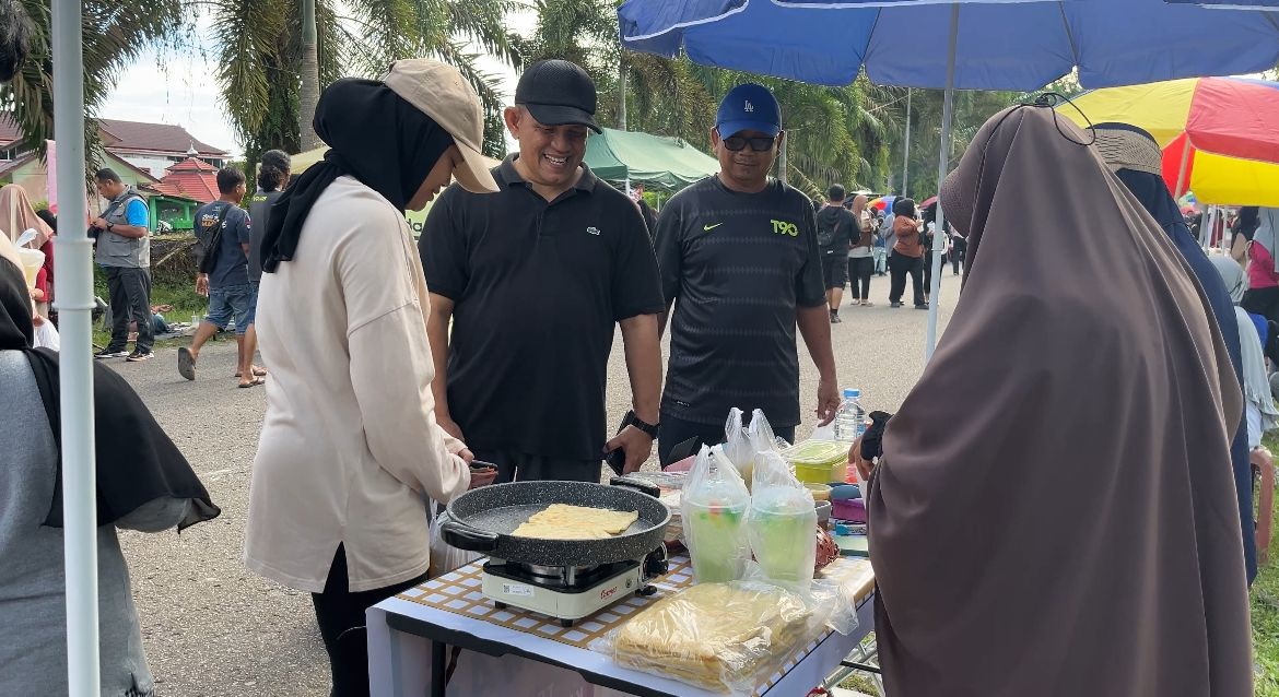 SAPA PEDAGANG: Wakil Bupati Sambas bersama keluarga mengunjungi CFD Sambas. Dalam kesempatan itu, ia juga berdialog dengan pengunjung dan pedagang.