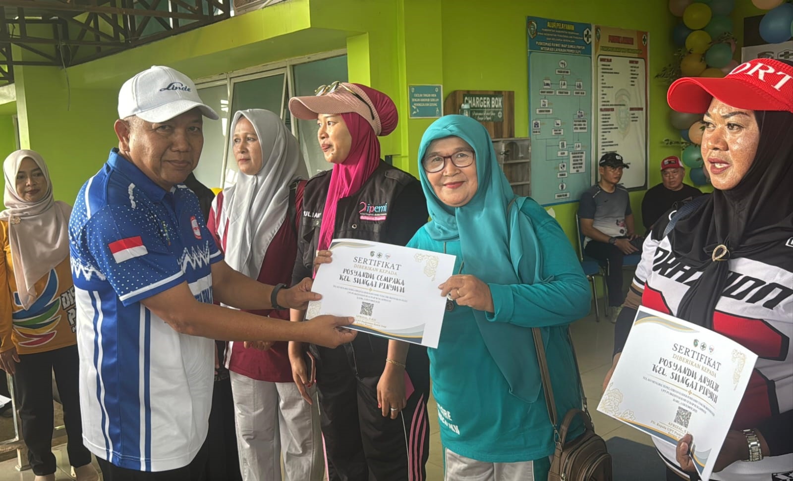 HADIAH: Wabup Juli menyerahkan hadiah kejutan (door prize) kepada peserta senam.
