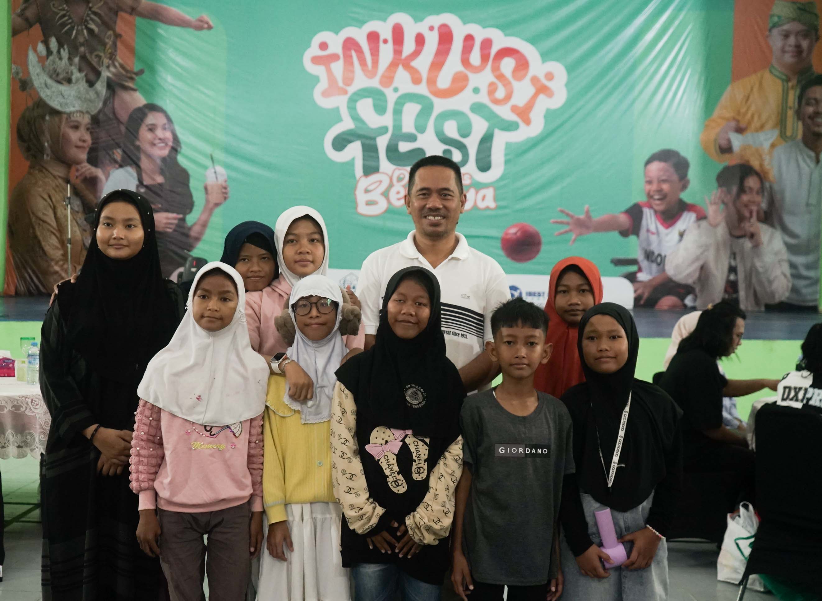 ENERGI POSITIF: Satarudin Berfoto bersama anak-anak penyandang disabilitas.