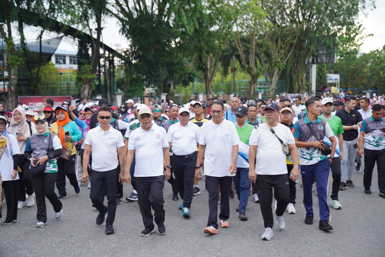 FUN WALK: Momen Wali Kota Pontianak Edi Rusdi Kamtono berbaur bersama ribuan ASN Pemkot Pontianak di Fun Walk HUT ke-54 KORPRI.