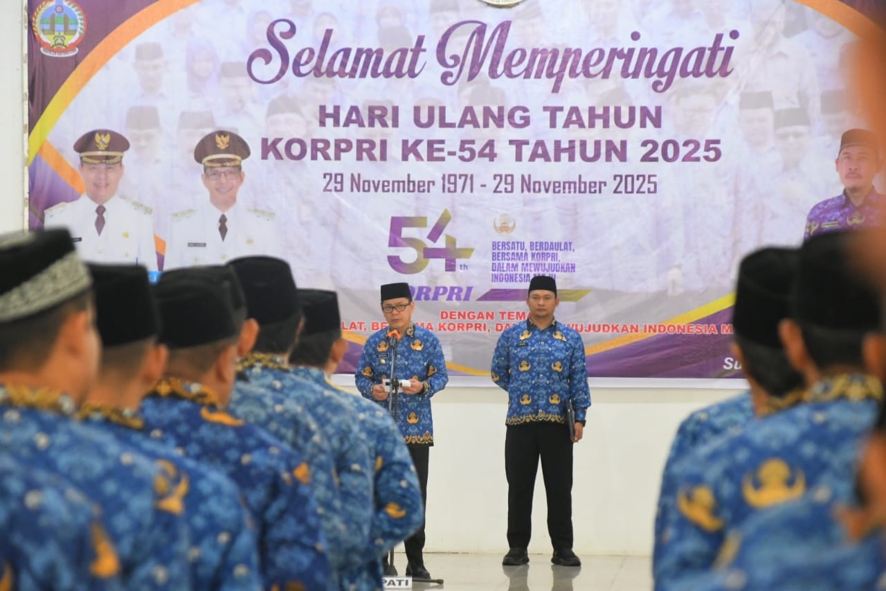 UPACARA: Bupati Kayong Utara Romi Wijaya memimpin upacara HUT Korpri ke-54 di Pendopo Bupati Sukadana.