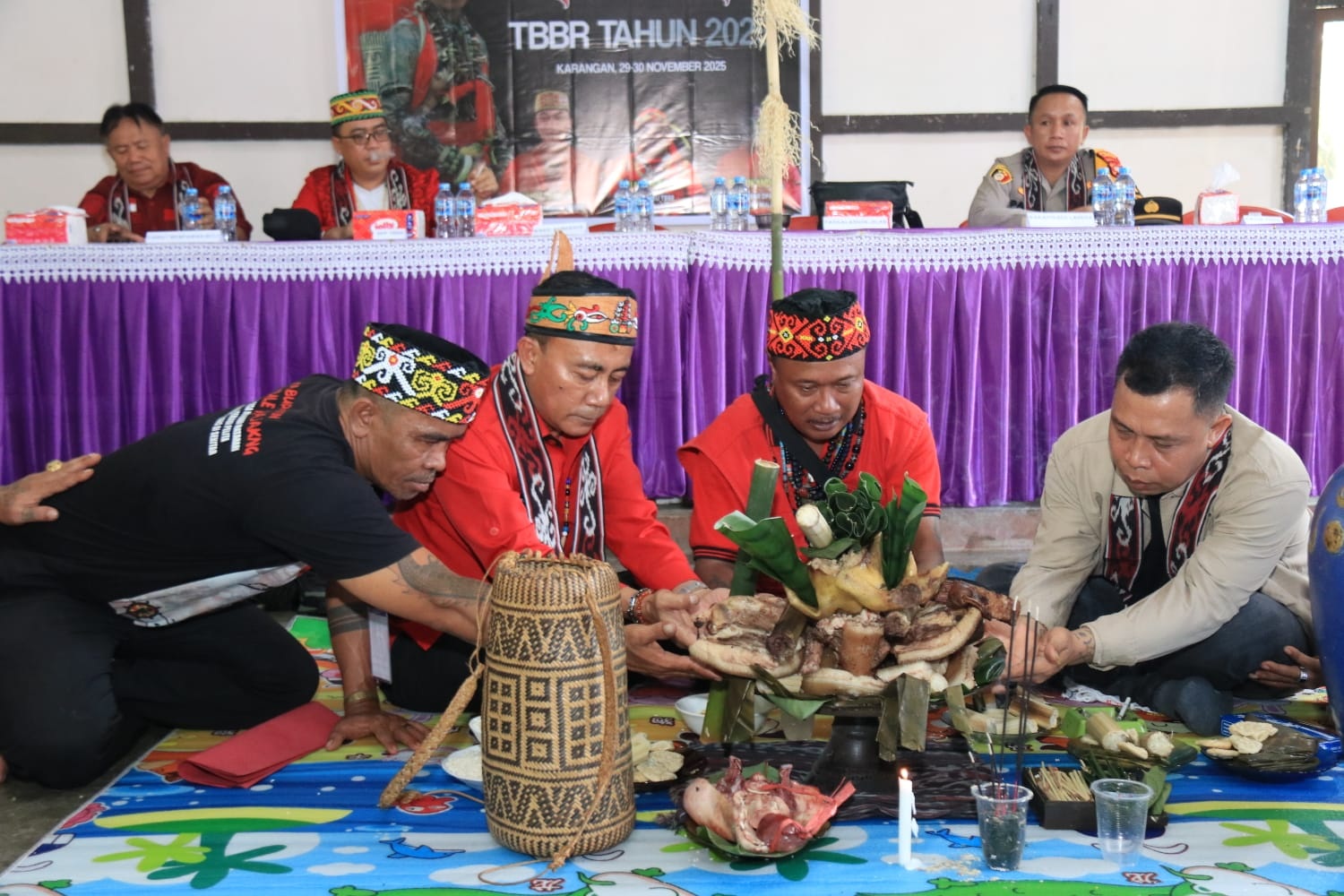 RITUAL: Ritual adat digelar dalam Rapat Pimpinan Daerah Ke-IV Tariu Borneo Bangkule Rajakng (TBBR) DPD Kabupaten Landak di Aula Kantor Camat Mempawah Hulu, Minggu (30/11).