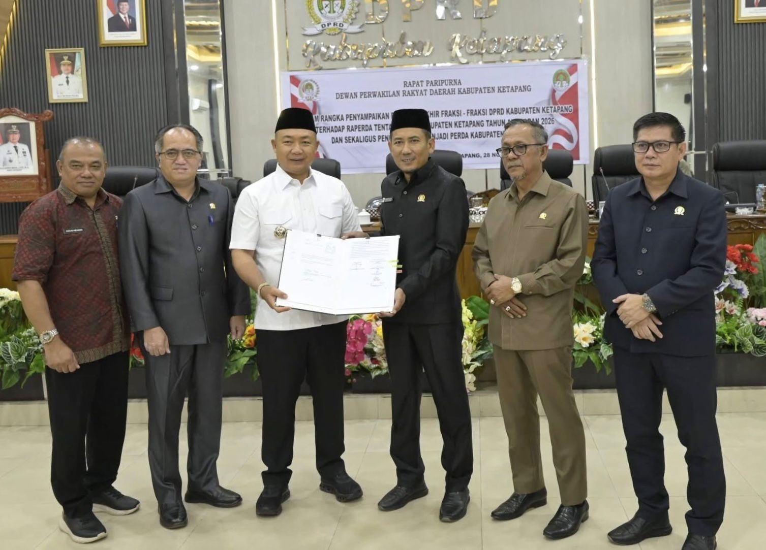 SAHKAN: Ketua DPRD Ketapang, Achmad Sholeh, menyerahkan SK penetapan Perda APBD Ketapang 2026 kepada Bupati Ketapang, Alexander Wilyo, Jumat (28/11).