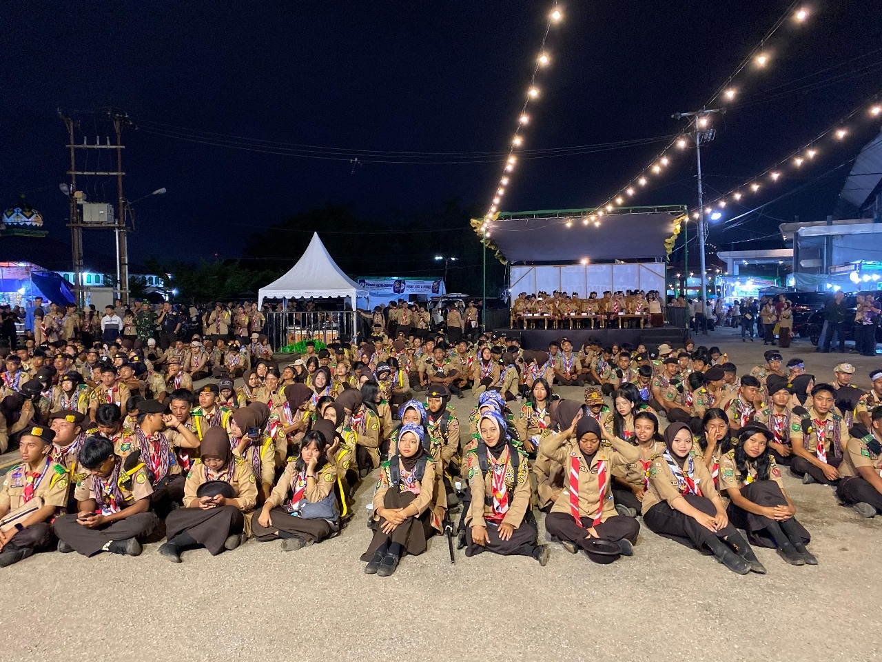 TERTIB: Penutupan Raimuna Daerah Kalbar 2025 di GOR Apang Semangai Sintang berlangsung meriah dan tertib.