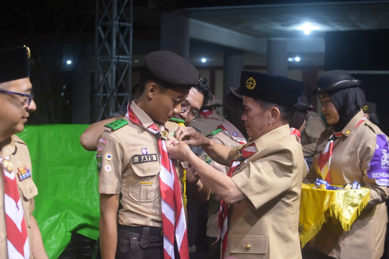 SEMATKAN: Bupati Sintang Gregorius Herkulanus Bala menyematkan pin penghargaan kepada peserta Raimuna Daerah Kalbar 2025.