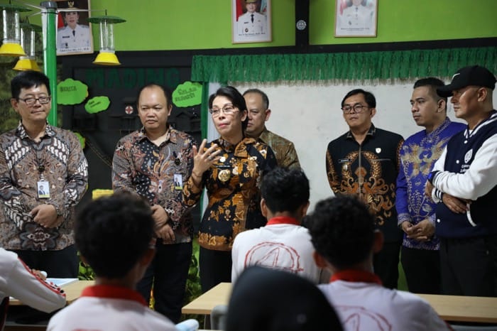TINJAU: Kantor Staf Presiden (KSP) bersama Wali Kota Kota Singkawang Tjhai Chui Mie dan Kadis Pendidikan dan Kebudayaan Asmadi saat meninjau SMPN 4 Singkawang.