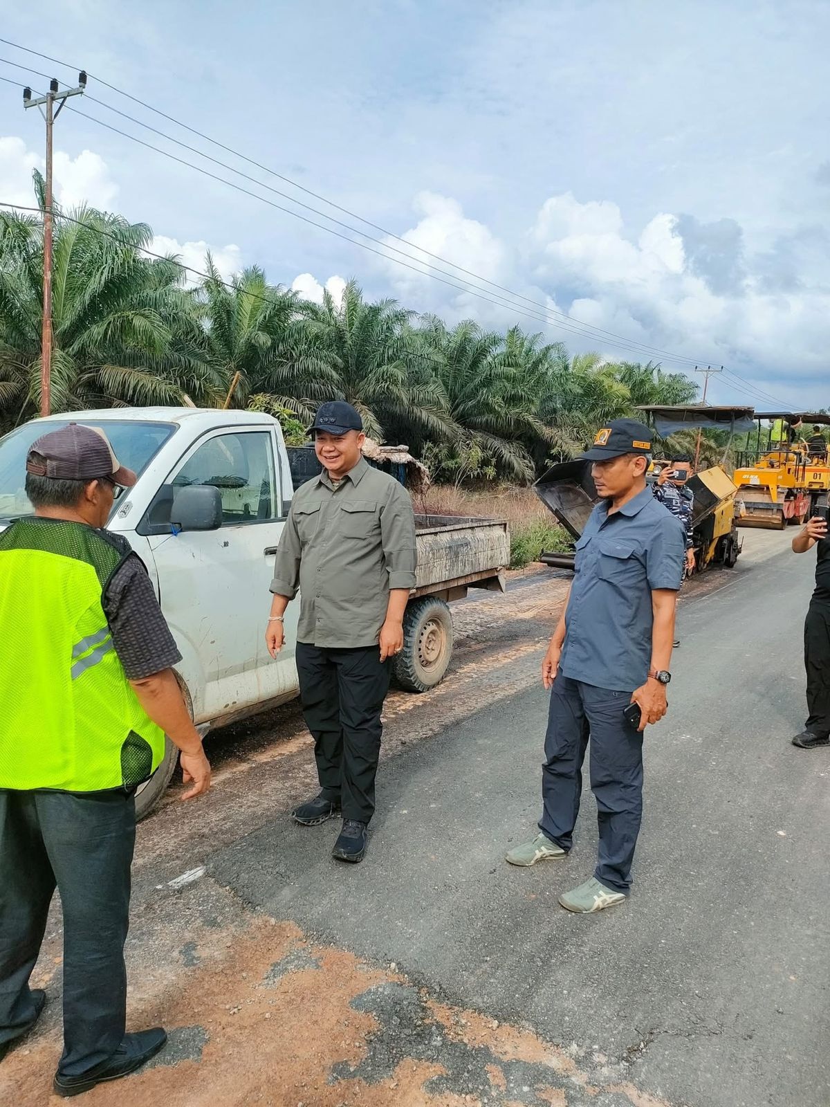 TINJAU: Bupati dan Ketua DPRD Ketapang, Alexander Wilyo dan Achmad Sholeh, meninjau perbaikan ruas Jalan Kepuluk-Batu Tajam, Sabtu (29/11).