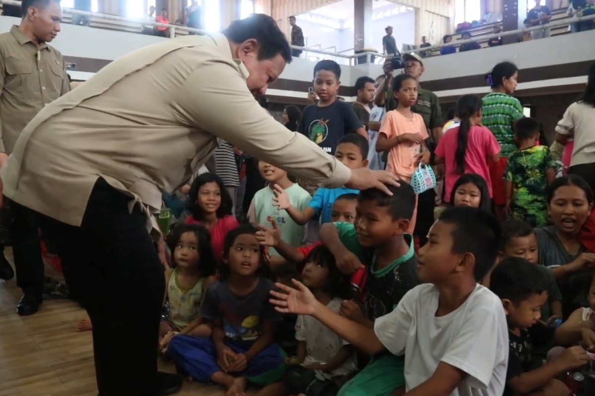 Presiden RI Prabowo Subianto saat menyapa korban banjir di Tapanuli Tengah Sumatra Utara pada Senin (1/12).