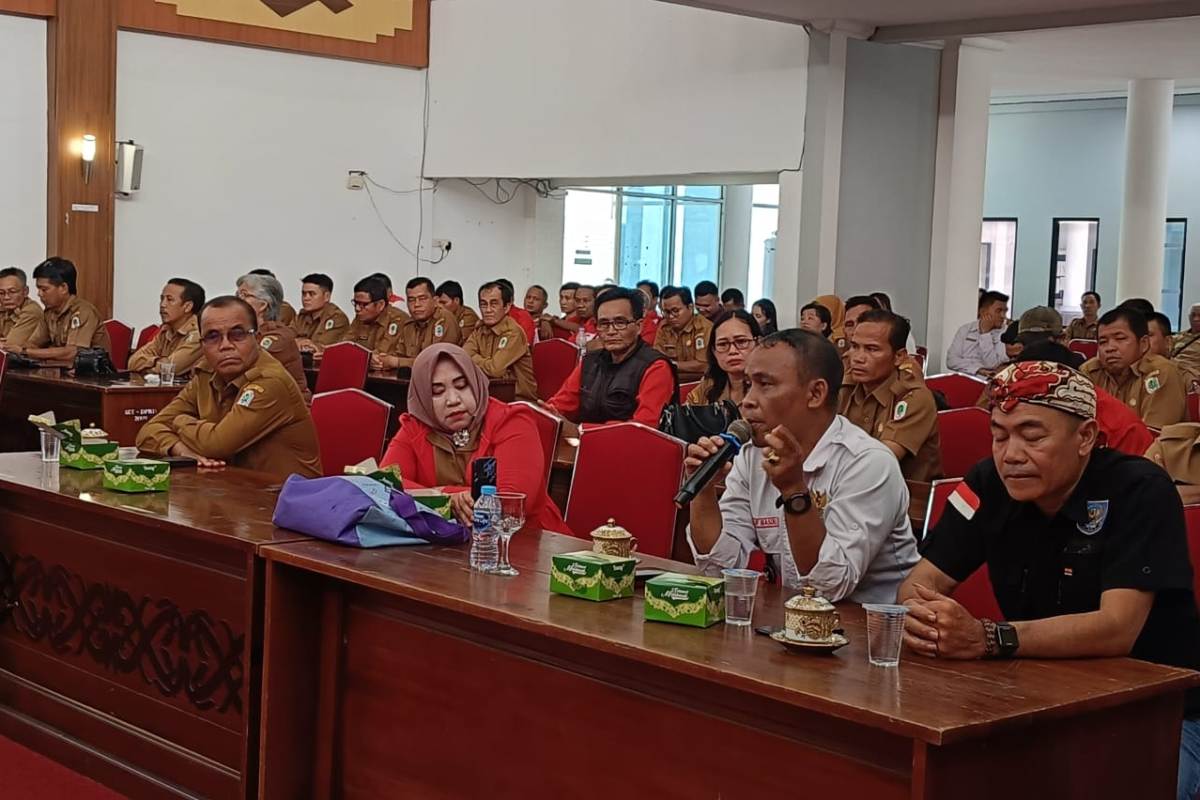Puluhan Kepala Desa di Kapuas Hulu saat beraudiensi dengan DPRD Kapuas Hulu terkait Dana Desa.