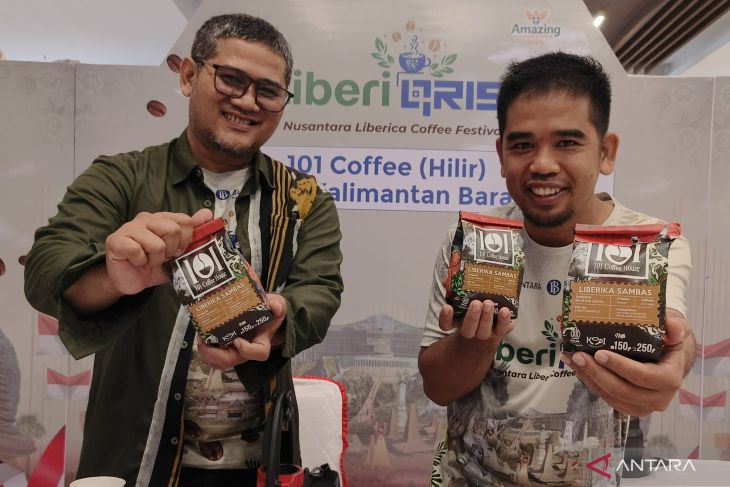 SEMAKIN DIMINATI: Kepala Dinas Perkebunan dan Peternakan Kalbar Heronimus Hero, menunjukan produk Liberika Sendoyan, Sambas.