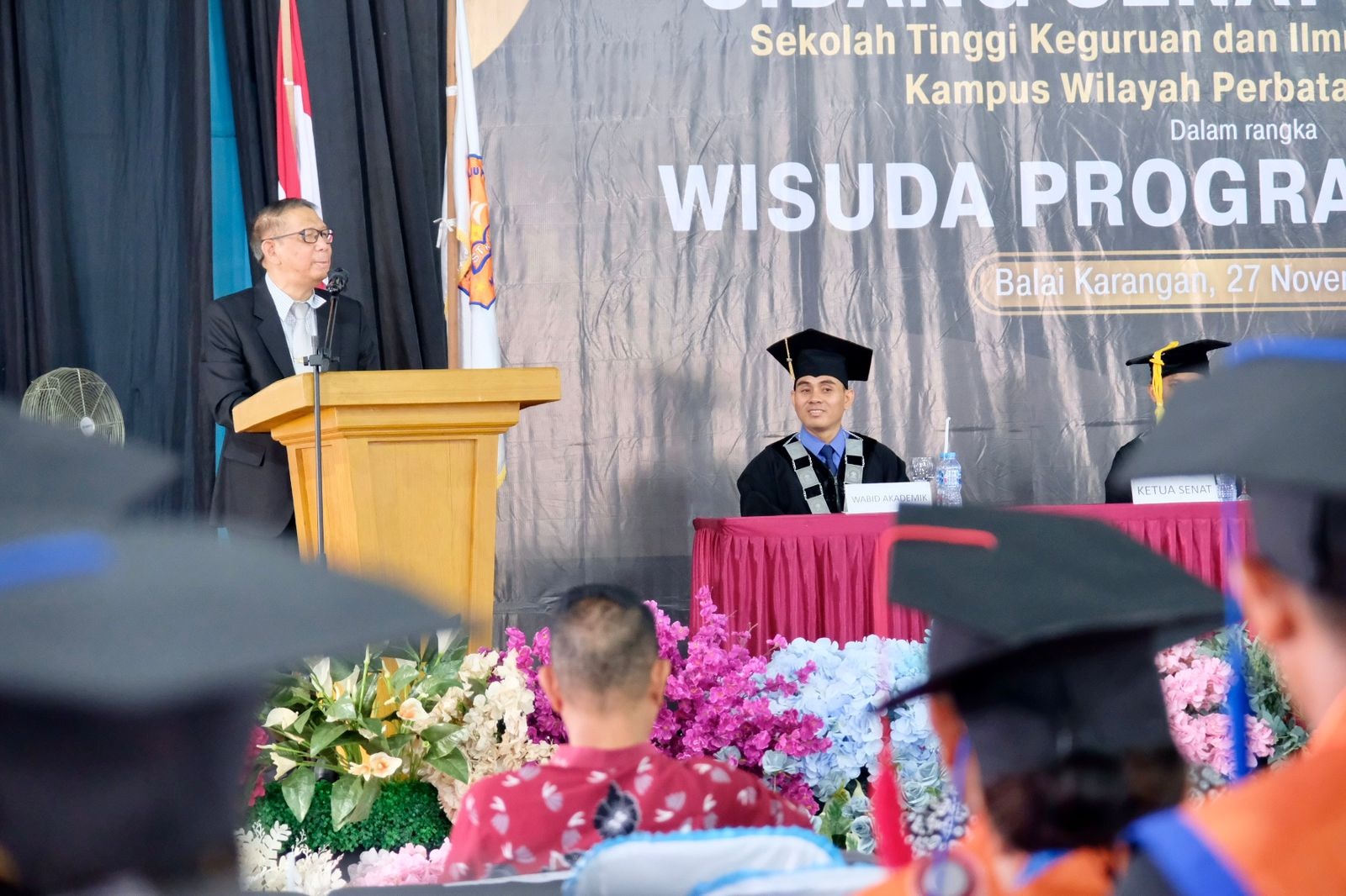 WISUDA: Sutarmidji menyampaikan orasi ilmiah pada Wisuda Angkatan VII STKIP Melawi PSDKU Entikong di Gedung Azmi, Sanggau, Kamis (27/11).