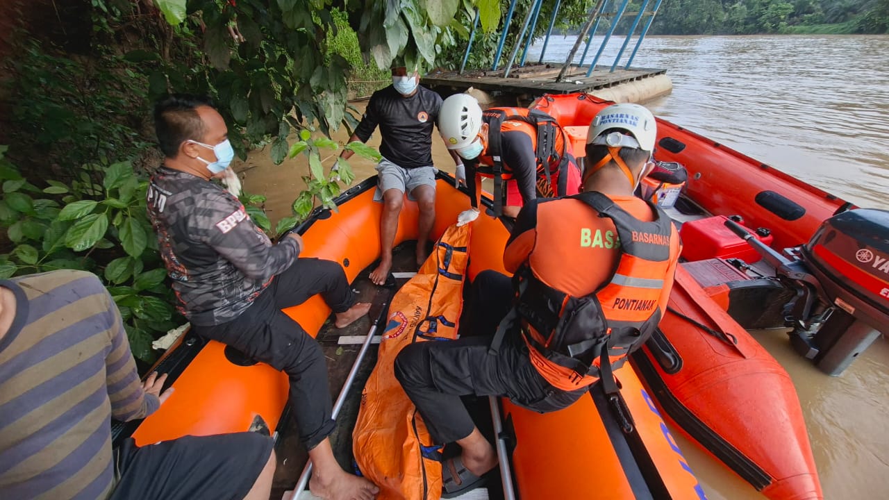 Tim SAR Gabungan melakukan pencarian intensif di Sungai Landak dan Sungai Air Mati untuk menemukan dua korban tenggelam yang dilaporkan hilang pada Minggu (30/11).