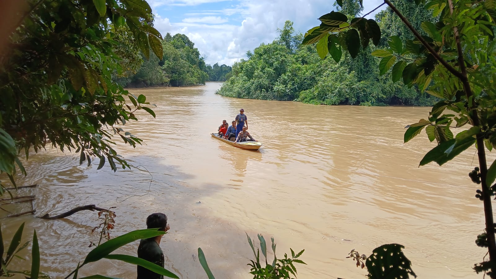 CARI: Proses pencarian warga Toho Ilir yang hilang saat memasang pancing tajur di Sungai Air Mati.