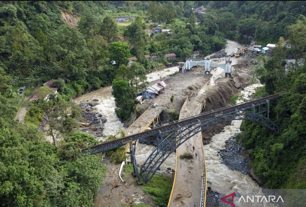 Kondisi Jembatan Kembar Silaiang, Padang Panjang, Sumbar, Sabtu (29/11/2025). Di lokasi inilah Syva Ivandra (insert) menyaksikan langsung dahsyatnya hantaman galodo.